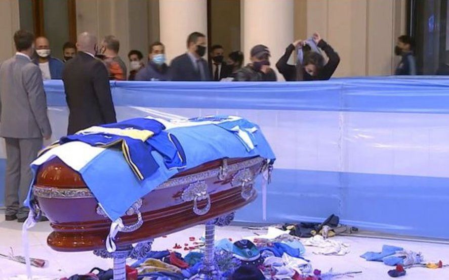 Por estas horas millones de personas despiden los restos de Diego Armando Maradona en la Casa Rosada.