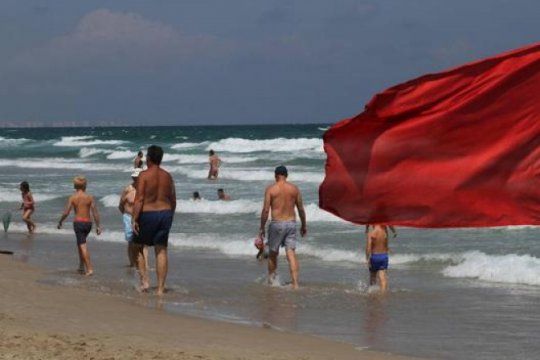 ¡operativo verano!: ¿que significan las banderas que ponen los guardavidas en las playas?