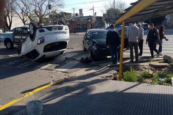 la plata: los accidentes de cada dia, heridos y una tremenda acusacion a un policia