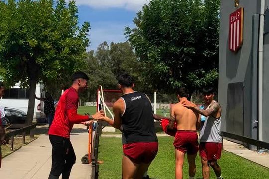 El plantel de Estudiantes festejó el cumpleaños de Mauro Méndez