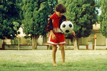 El pequeño Messi contó sus sueños en el 2000, hoy tomaron repercusión mundial.