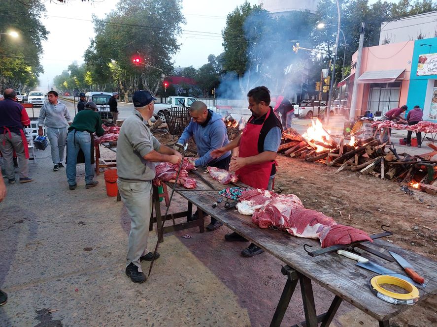 Representantes de diez instituciones de Rauch cocinaron los 3 mil kilos de carne 