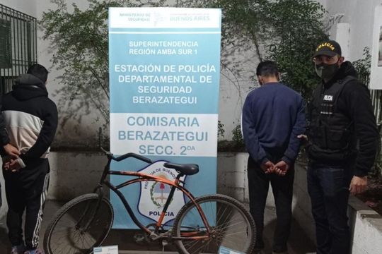 Los dos detenidos y la bicicleta de la víctima