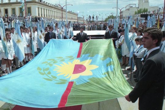 un 12 de agosto de hace 25 anos se oficializaba la bandera bonaerense