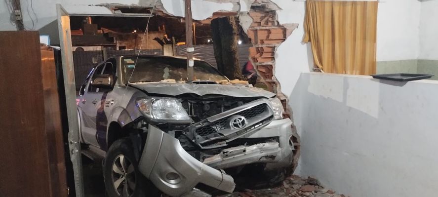 La Plata: borracho incrustó una camioneta en una casa