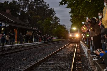 trenes argentinos: el mitre volvio a detenerse en lima despues de 30 anos