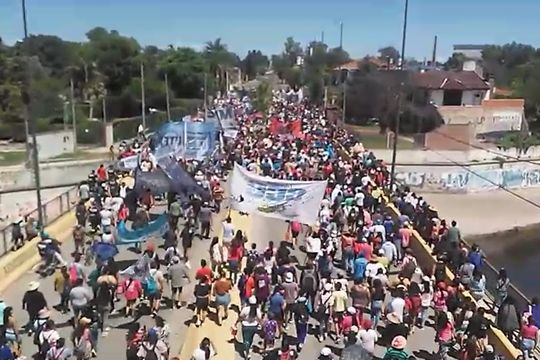 casi 4000 personas marcharon en la plata por alimentos para las fiestas