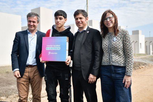 axel kicillof cosecha mas elogios de intendentes de la ucr por no frenar la obra publica