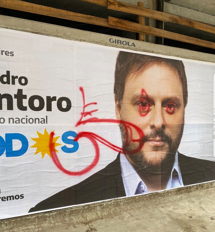 Así quedó el afiche de Leandro Santoro tras la vandalización realizada por Alfredo Casero, quien le dibujó un pene apuntando a su boca