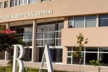 El policía fue derivado de urgencia y lo intervinieron en el Hospital Ballestrini