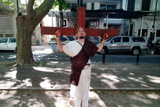 El Cristo crucificado frente al Ministerio de Seguridad