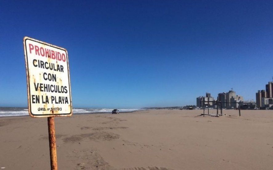 Necochea: Prohíben la circulación de vehículos a motor por la playa durante todo el año