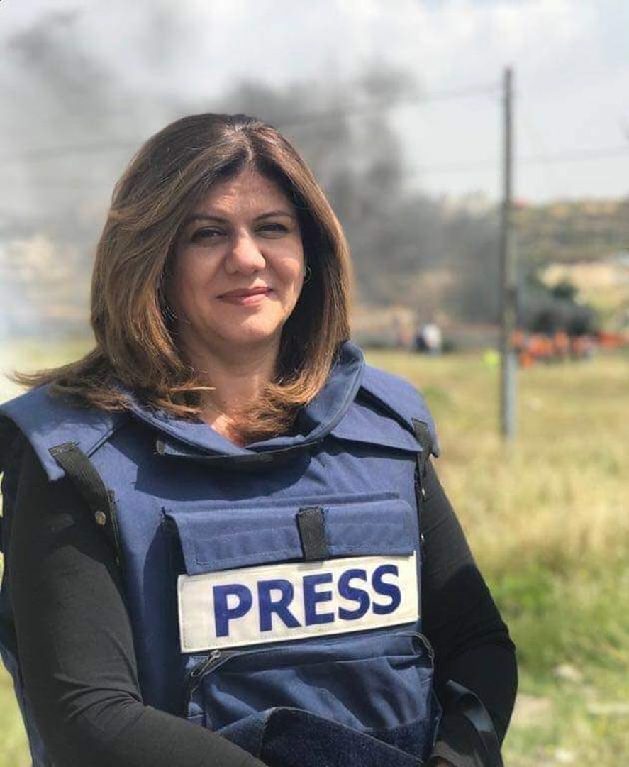 Shireen Abu Aqleh la periodista palestina y estadounidense de Al Jazeera asesinada de un disparo en la cabeza. 