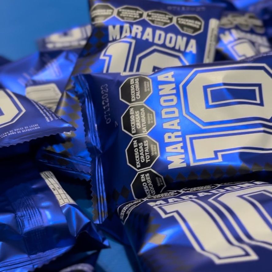 Un nuevo homenaje a Diego Maradona entusiasma en las redes sociales. Se trata de un alfajor elaborado en una localidad bonaerense.