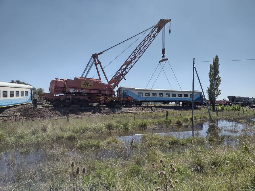 Olavarría: Imponente operativo para remover los vagones descarrilados de  Trenes Argentinos