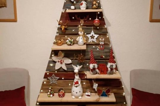 Los arbolitos de Navidad de madera son una alternativa muy fácil de hacer.