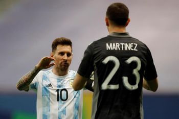 El cancerbero del genio: Martínez le de seguridad a Messi que se sabe custodiado.