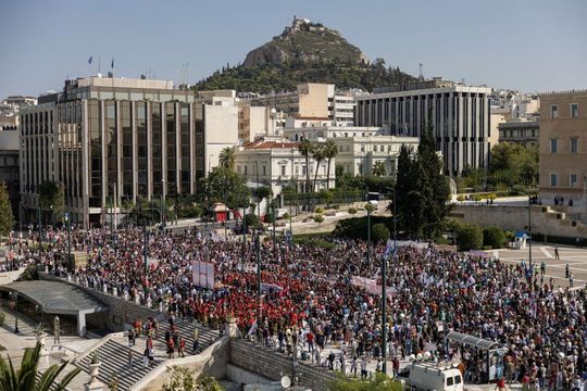 polemica reforma laboral en grecia: protesta y critica internacional