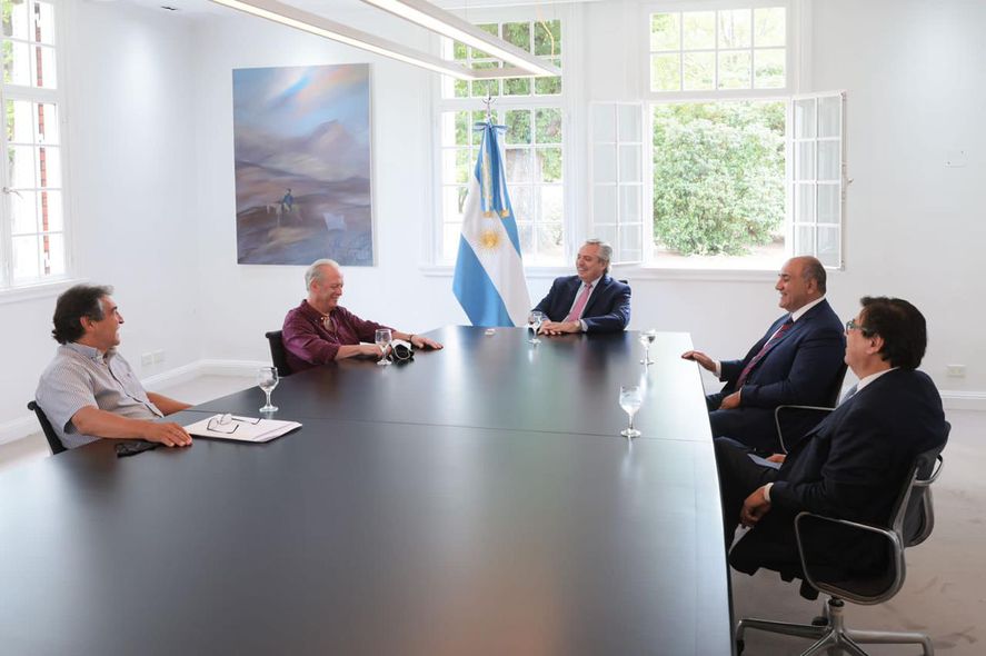 El presidente Alberto Fernández acordó la entrega de un bono con los gremios