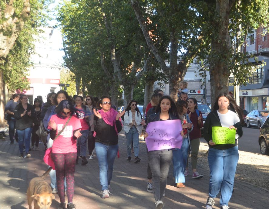 Con la consigna “Basta de drogar pibas”, un grupo de mujeres se manifestó el último sábado en Olavarría