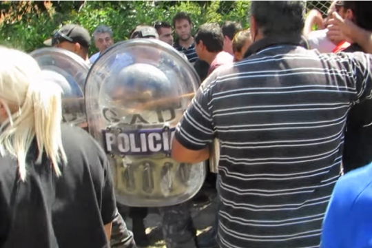 choferes despedidos intentaron linchar al intendente de villa gesell al salir del municipio