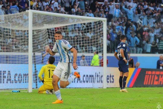 Alejo Véliz en pleno festejo de gol ante Guatemala en el Mundial Sub 20.