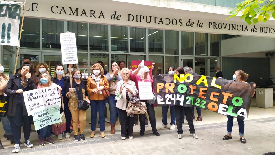 La organización Odontólogos en Lucha Argentina (OELA) protestó en la Legislatura
