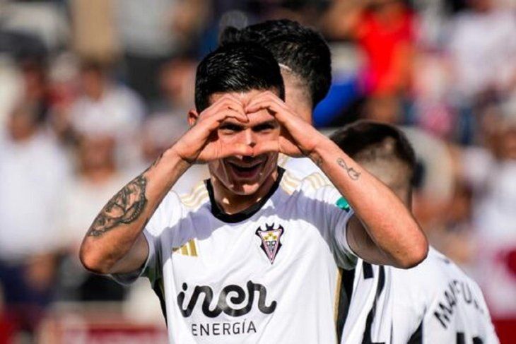 Jonatahn Silva, ex futbolista de Estudiantes, festeja su gol en el Albacete de España