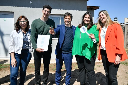 Axel Kicillof en su visita a Pellegrini 