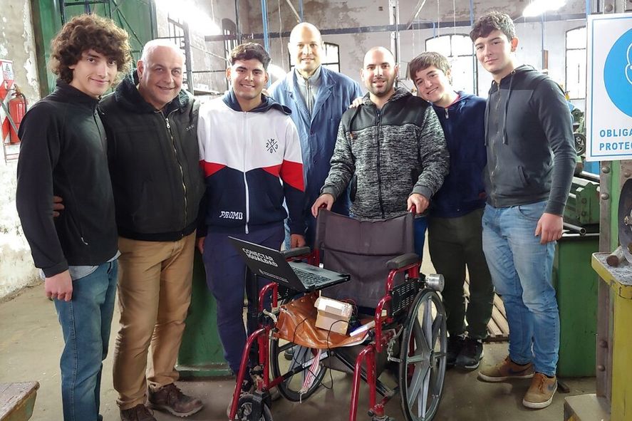 Bragado: una escuela transformó una silla de ruedas convencional en una con asistencia robótica