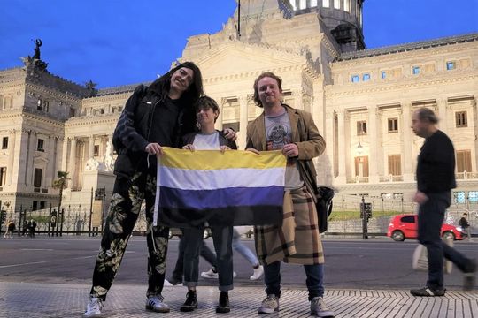 Dani De Felippo, Mailo Romano y Nathanael Lobo de No Binaries Argentina en el Día Internacional de los Pronombres.