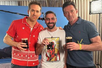 Un influencer argentino “rancheó” con Hugh Jackman y Ryan Reynolds tomando fernet