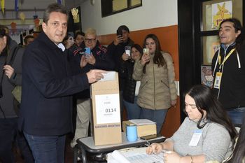 El precandidato presidencial de Unión por la Patria, Sergio Massa, emitió su voto