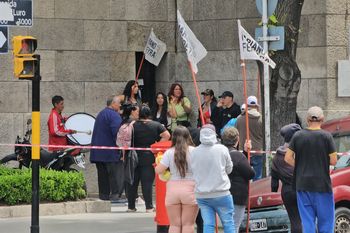 organizaciones sociales bloquearon la entrada a la municipalidad de general pueyrredon dejando empleados atrapados