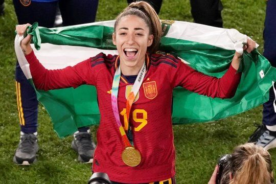 Olga Carmona se convirtió en leyenda en el fútbol español y perdió a su padre en el mismo día.