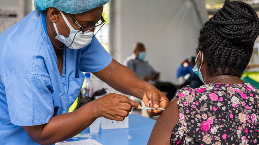 Apenas el 11% de la población de África recibió ambas dosis de la vacuna contra el coronavirus. Ahora descubren una nueva cepa en el Congo.
