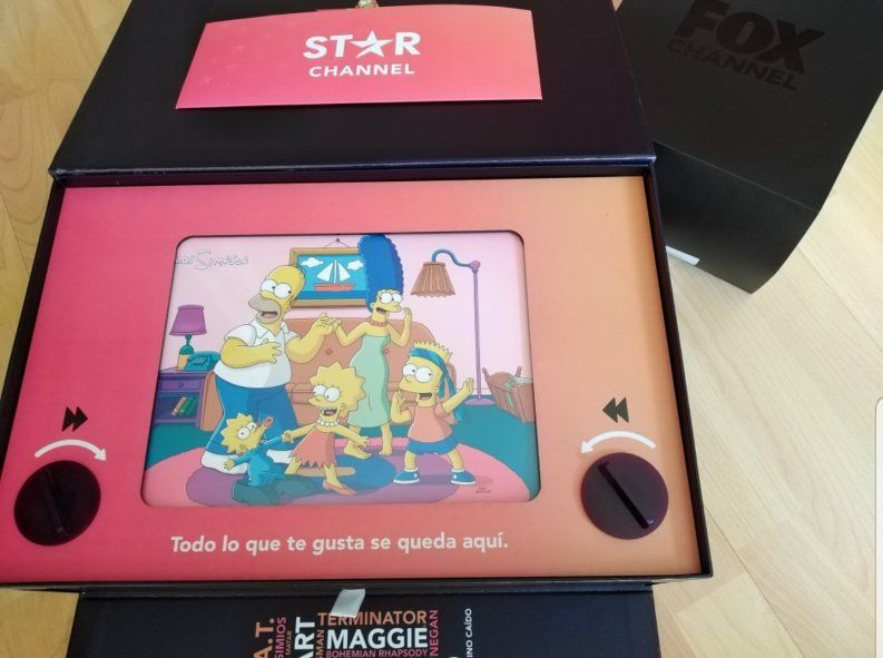 La empresa Disney envió un juguete estilo retro a influencers para promocionar su cambio de denominación de FOX a STAR. 