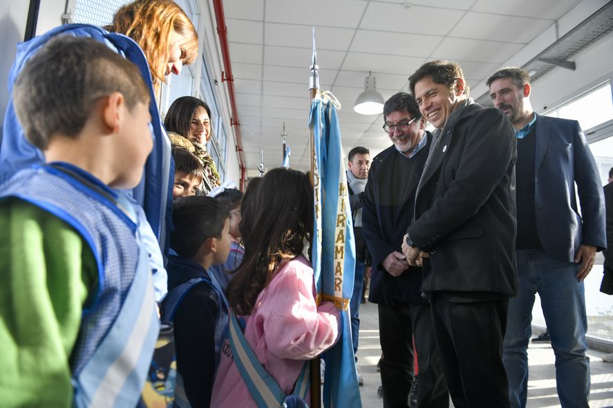 Axel Kicillof inauguró un edificio educativo en Miramar