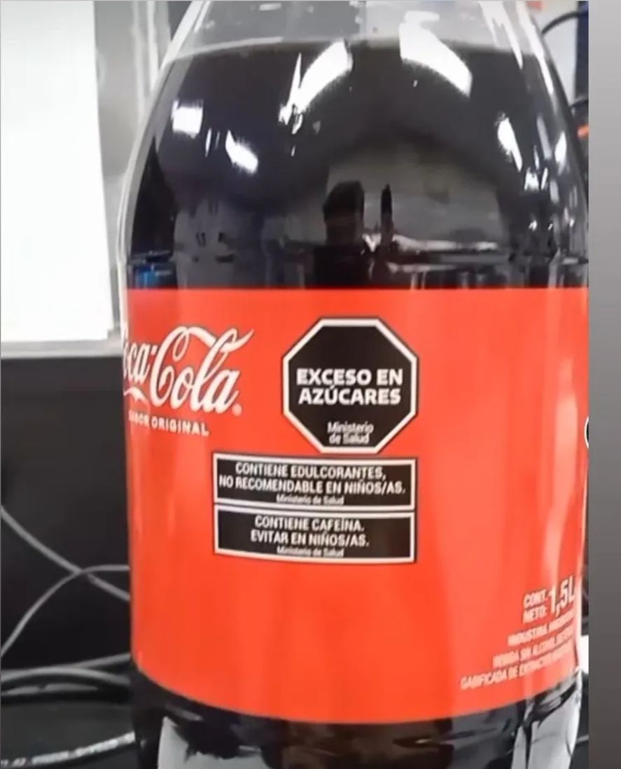 Apareció una imagen de Coca Cola con etiquetado frontal en Argentina |  Infocielo
