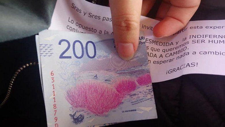 Insólito: un abuelo repartió billetes de $200 en el tren Sarmiento y dejó un conmovedor mensaje
