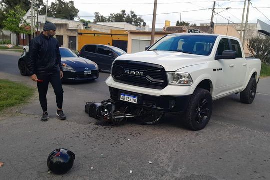 la plata: un motociclista resulto con fractura en una pierna en un accidente vial