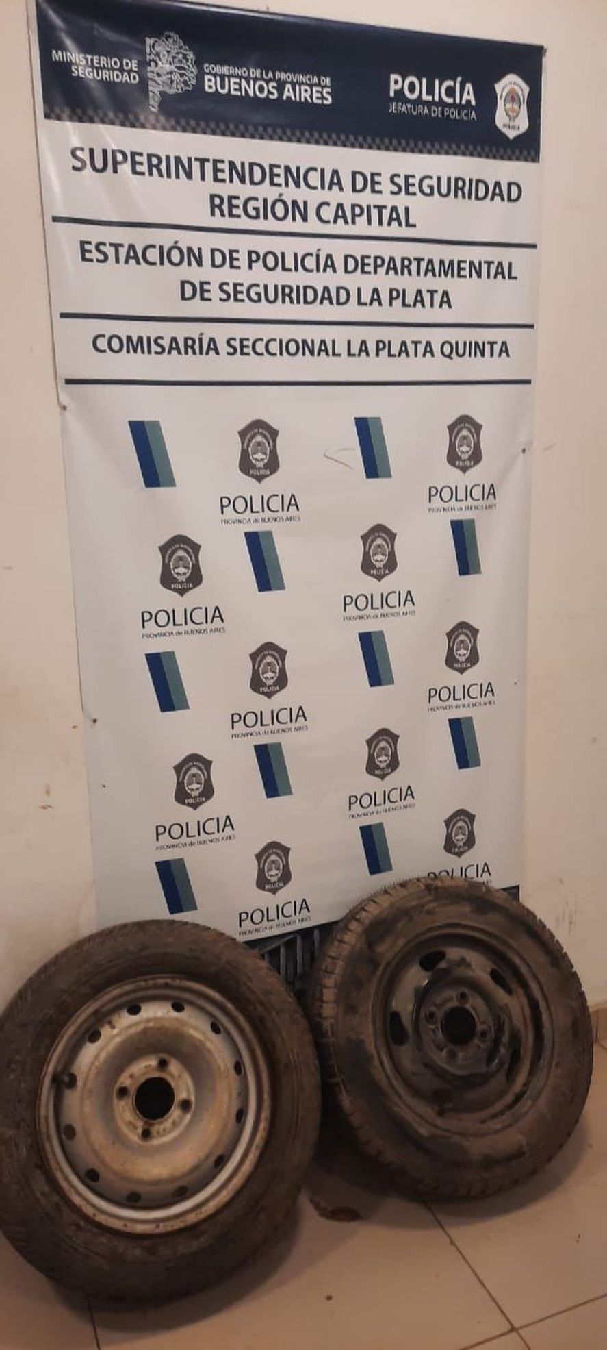 La Plata: iba en bicicleta con dos ruedas de auto robadas