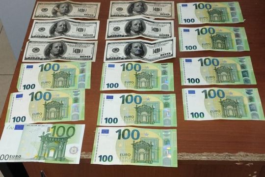 Los euros y dólares que quiso robar el albañil en Los Hornos