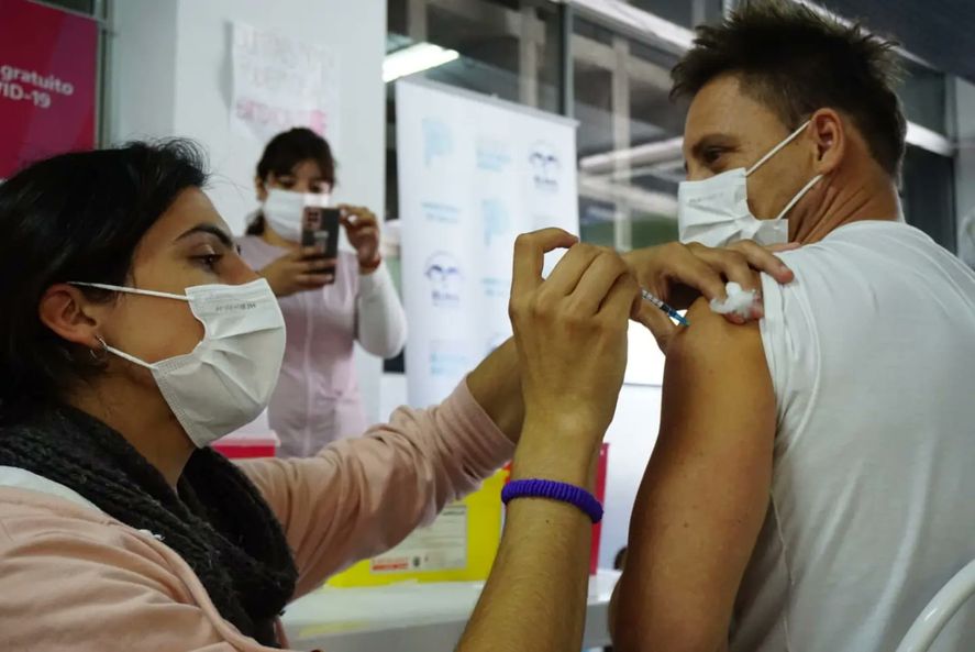 Las personas mayores de 18 a&ntilde;os se pueden aplicar la segunda dosis de refuerzo contra el coronavirus libremente en la provincia de Buenos Aires.