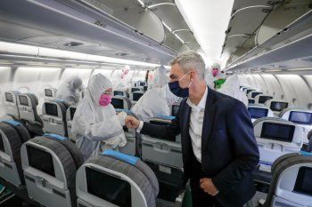 El ministro de Transporte, Mario Meoni, presentó un nuevo dispositivo para aplicar desinfectante en aviones.