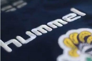 Hummel adelantó la nueva camiseta de Gimnasia