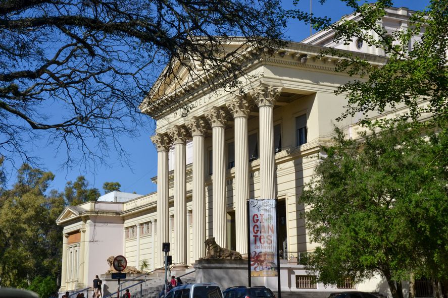 Con reserva previa mediante el sitio web y con aforo limitado, el Museo de La Plata abrirá sábados, domingos y feriados.