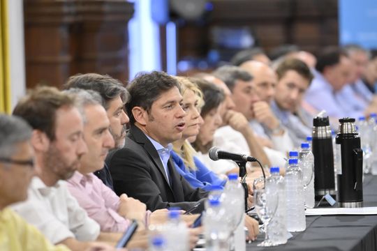 Más de 30 intendentes peronistas fueron a La Plata a bancar a Axel Kicillof: “Acá no hay término medio”