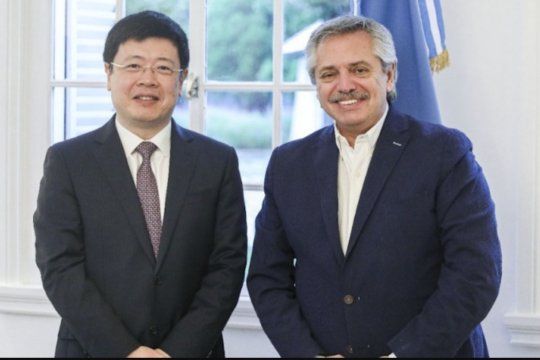 Foto conjunta del Embajador de China en Argentina tomada dos días antes de decretada la cuarentena en el 2020, cuando el Presidente de la República lo recibió en Olivos. 