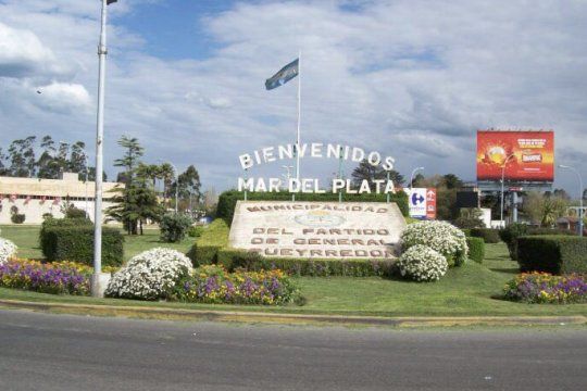 El largo viaje por la vieja ruta 2 se coronaba con en esa imagen del cartel de Bienvenidos a Mar del Plata 